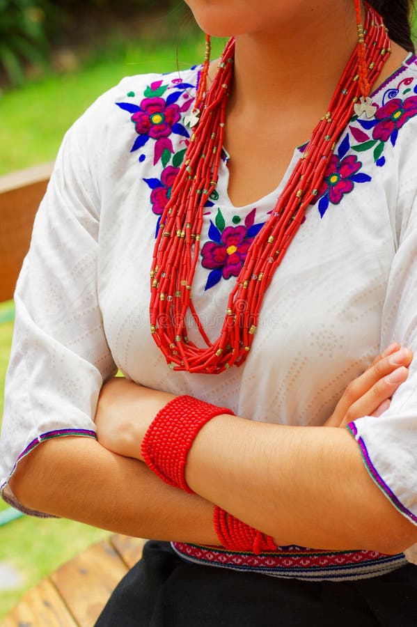 Mujer Hispánica Hermosa Del Primer Que Lleva La Blusa Blanca Andina Tradicional Con Decoración Colorida Alrededor Del Cuello, Foto de - Imagen de antiguo, falda: 77513806
