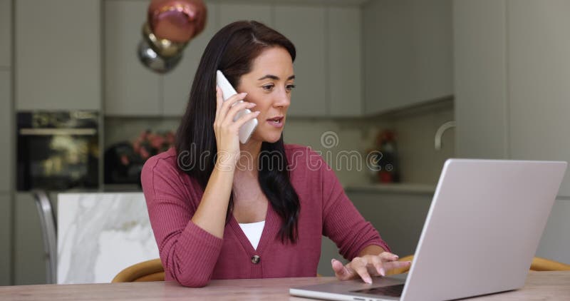 Mujer hispana joven habla con el departamento de servicios al cliente metrajes