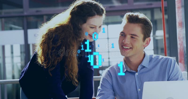 Mujer inclinada sobre el escritorio guiando el hombre con dígitos binarios flotantes en la oficina de tecnología moderna libre illustration