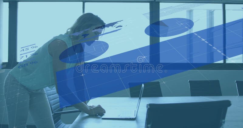 Mujer inclinada sobre la mesa de conferencias examinando la proyección de portátiles y porcentajes de negocios stock de ilustración