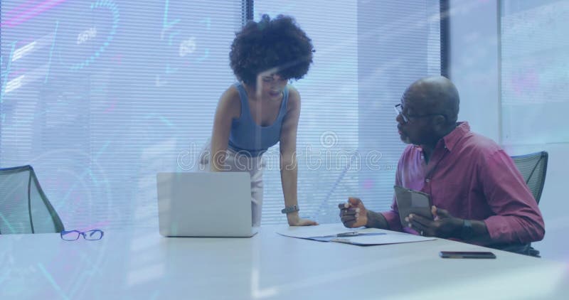 Mujer inclinada sobre la mesa y hombre usando tableta portátil en reunión de negocios mostrando gráficos animados libre illustration