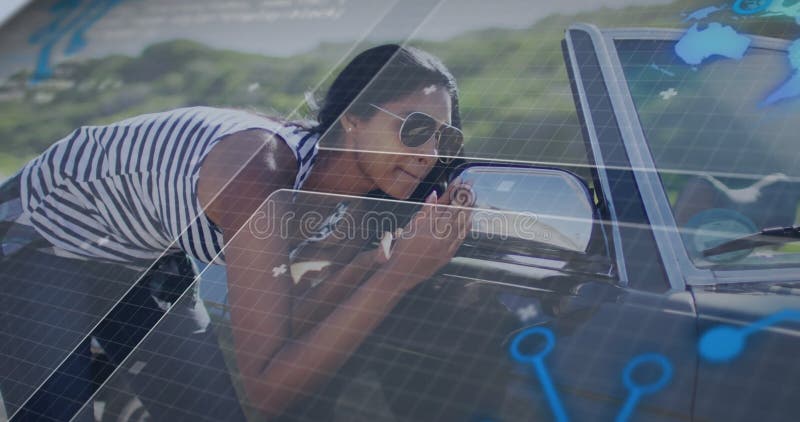 Mujer inclinada sobre un espejo de lado convertible en la carretera mostrando una rejilla de tecnología con iconos de holograma ilustración del vector