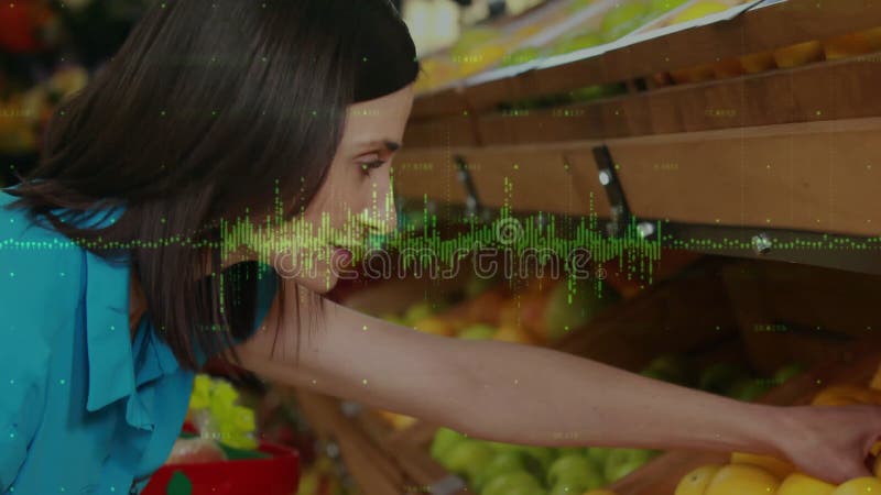 Mujer inclinándose hacia delante mientras toma cítricos en tienda minorista con sobreposición de onda digital fluyendo ilustración del vector