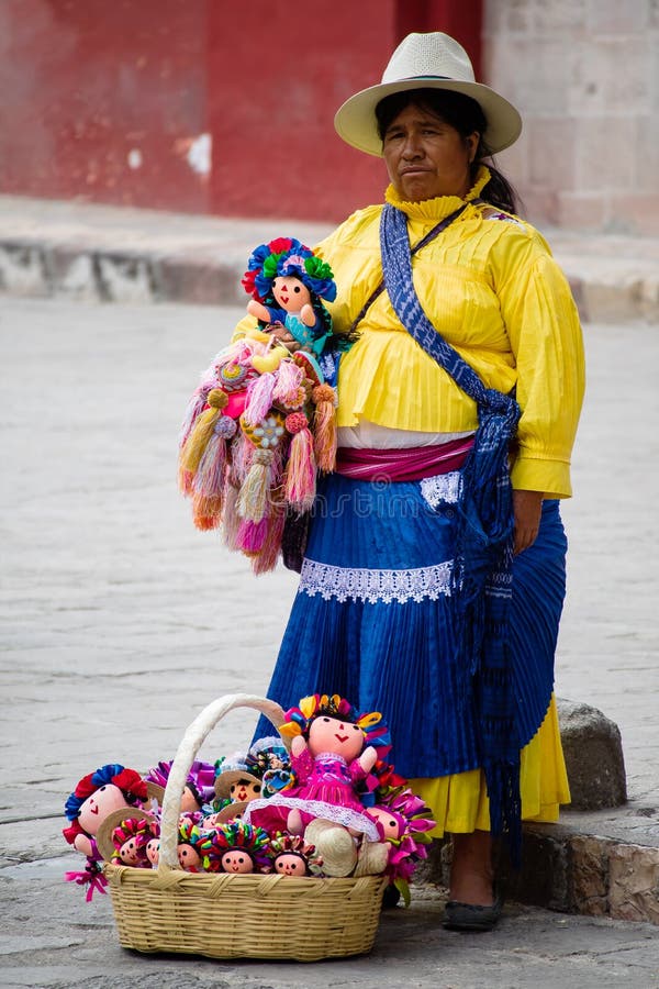 
<br>Por prietas y feas, edil priísta no deja vender a mujeres en San Miguel de Allende