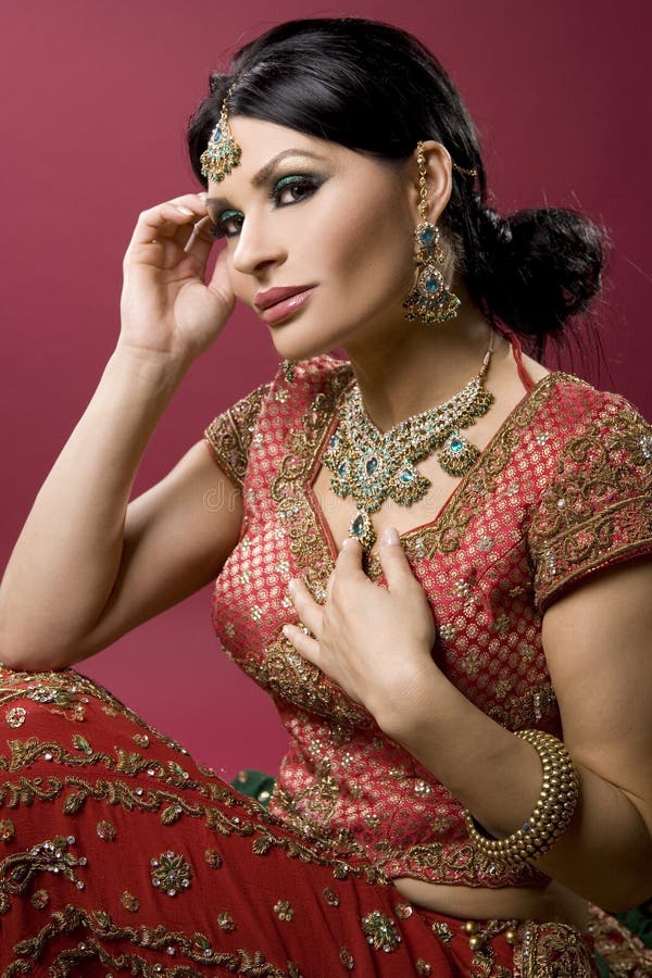 Mujer Hermosa Joven En Sari Tradicional India Foto de archivo - Imagen de  cultura, brazo: 18284176