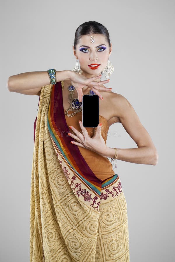 Mujer India Asiática Tradicional Joven En Sari India Imagen de archivo -  Imagen de concepto, morena: 46769671