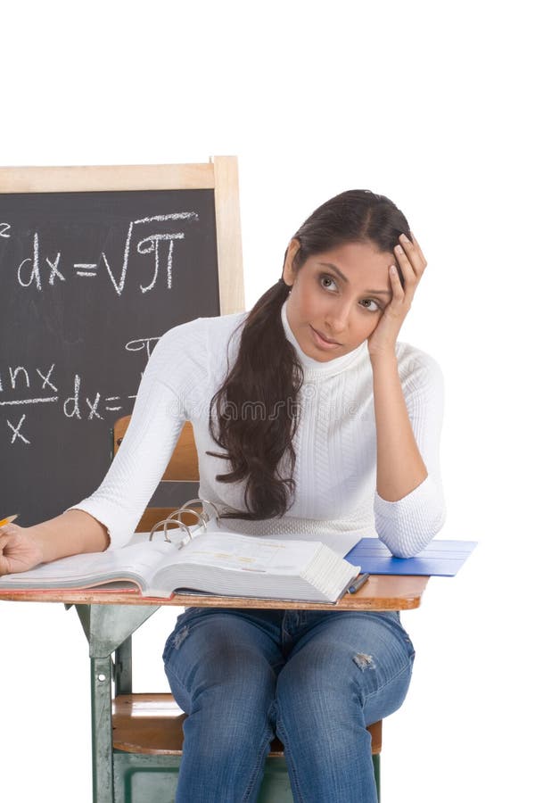 Mujer india del estudiante universitario que estudia el examen de la matemáticas foto de archivo Mujer india del estudiante universitario que estudia el examen de la matemáticas foto de archivo