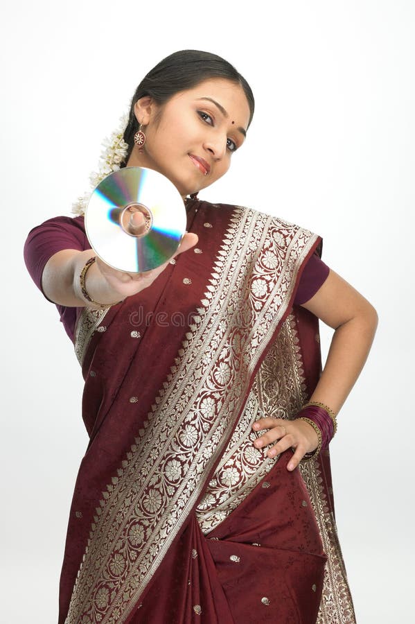 Mujer india en CD de la explotación agrícola de la seda-sari foto de archivo libre de regalías Mujer india en CD de la explotación agrícola de la seda-sari foto de archivo libre de regalías