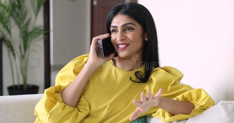 Mujer india feliz disfrutando de conversación telefónica almacen de video