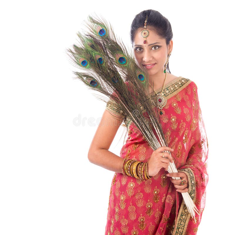 Mujer india hermosa con las plumas del pavo real imagen de archivo libre de regalías Mujer india hermosa con las plumas del pavo real imagen de archivo libre de regalías