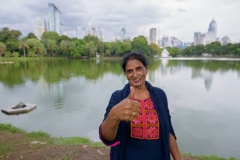 Mujer india hermosa madura que da el pulgar para arriba fotografía de archivo Mujer india hermosa madura que da el pulgar para arriba fotografía de archivo