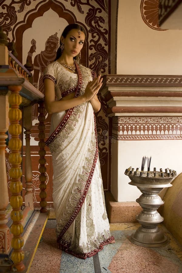 India Joven Hermosa Ropa Tradicional Con Los Foto de - Imagen de princesa, mirada: 51974734