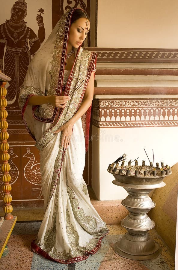 Mujer india joven hermosa en ropa tradicional con los incens imagen de archivo Mujer india joven hermosa en ropa tradicional con los incens imagen de archivo