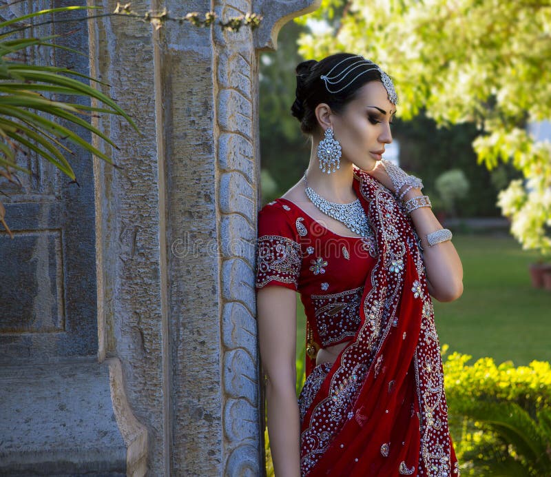 Mujer India Hermosa En Ropa Con Nupcial Foto de archivo - Imagen de honeymoon, princesa: 100106720