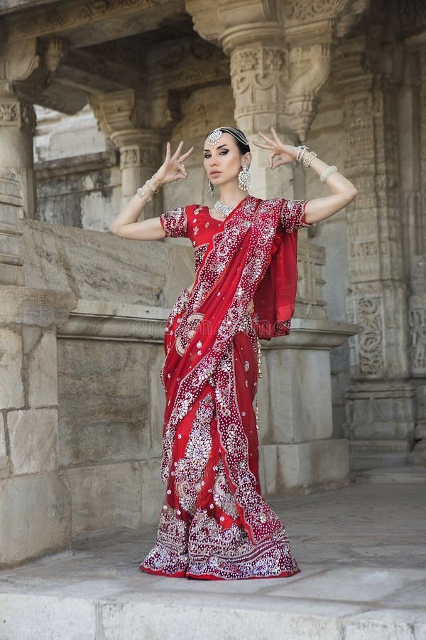 https://thumbs.dreamstime.com/b/mujer-india-joven-hermosa-en-ropa-tradicional-con-nupcial-85178936.jpg