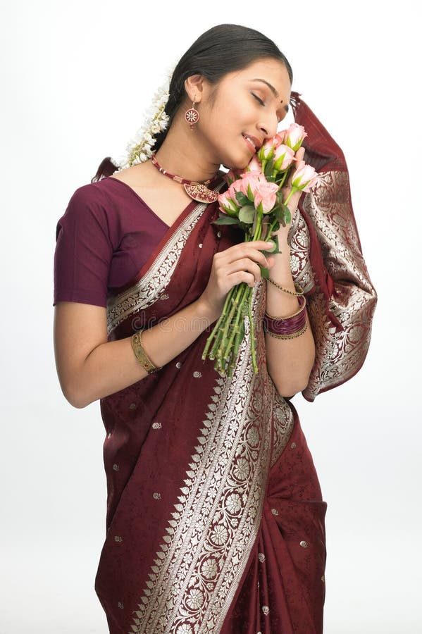 Mujer india que siente las rosas imágenes de archivo libres de regalías Mujer india que siente las rosas imágenes de archivo libres de regalías