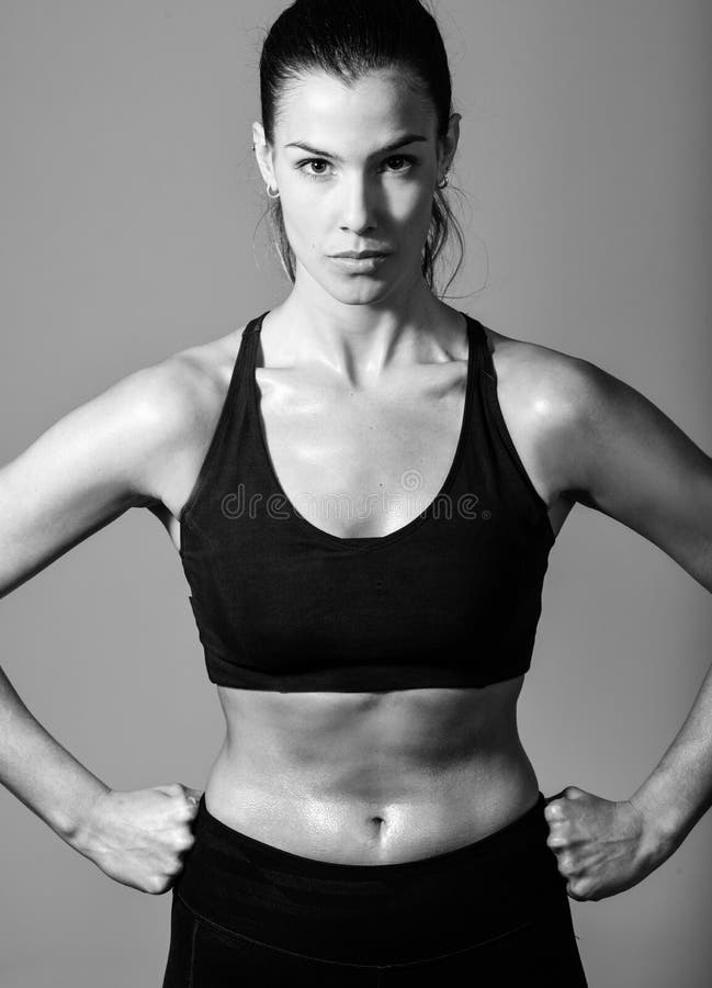 Mujer, instructor personal, ropa de deportes negra que lleva imagenes de archivo Mujer, instructor personal, ropa de deportes negra que lleva imagenes de archivo