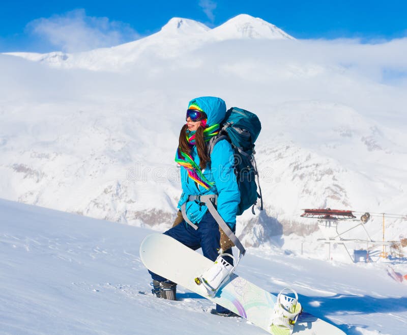 Mujer, invierno de la snowboard, paseos, gafas, elbrus