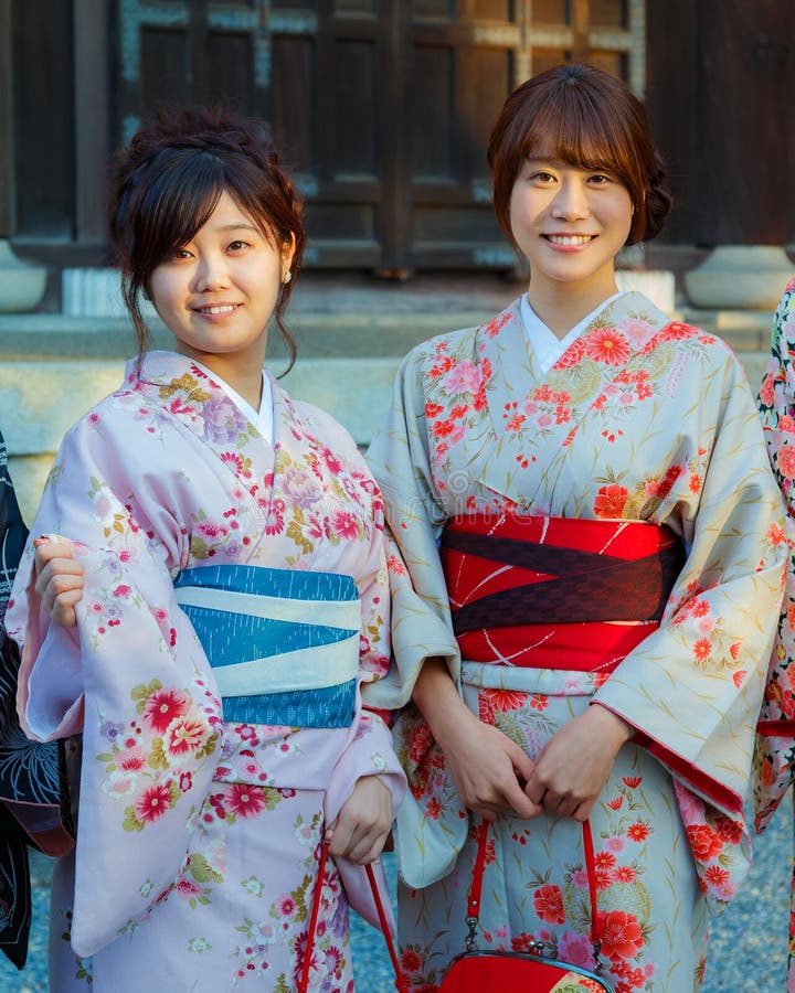 Mujer Japonesa Con El Vestido Tradicional Del Kimono Foto de archivo editorial Imagen de persona, 49567953