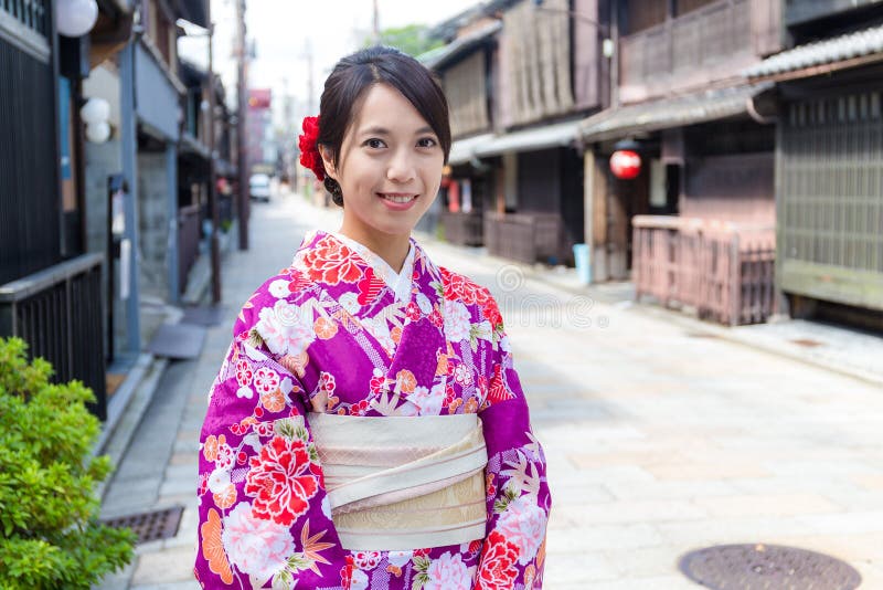 Mujer Japonesa Con Ropa Japonesa Tradicional Imagen de archivo - Imagen de  tradicional, turista: 59769989