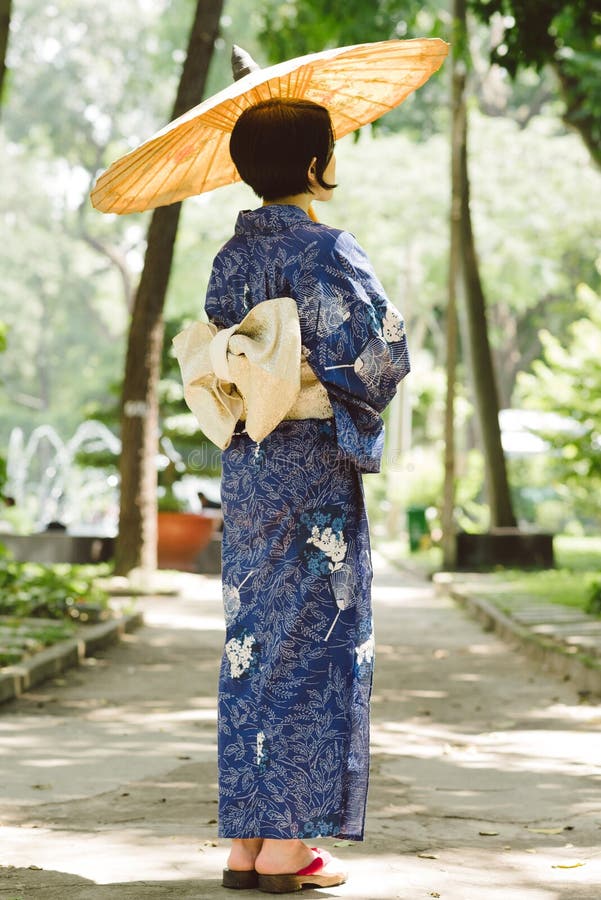 Mujer Japonesa En Vestido Tradicional Foto de archivo - Imagen kimono, sano: 47611392