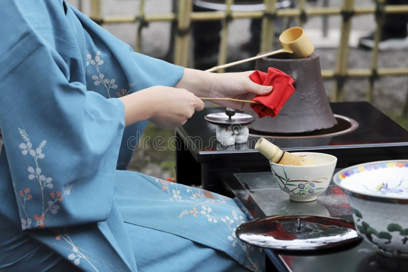 Mujer japonesa que prepara ceremonia de té verde foto de archivo Mujer japonesa que prepara ceremonia de té verde foto de archivo