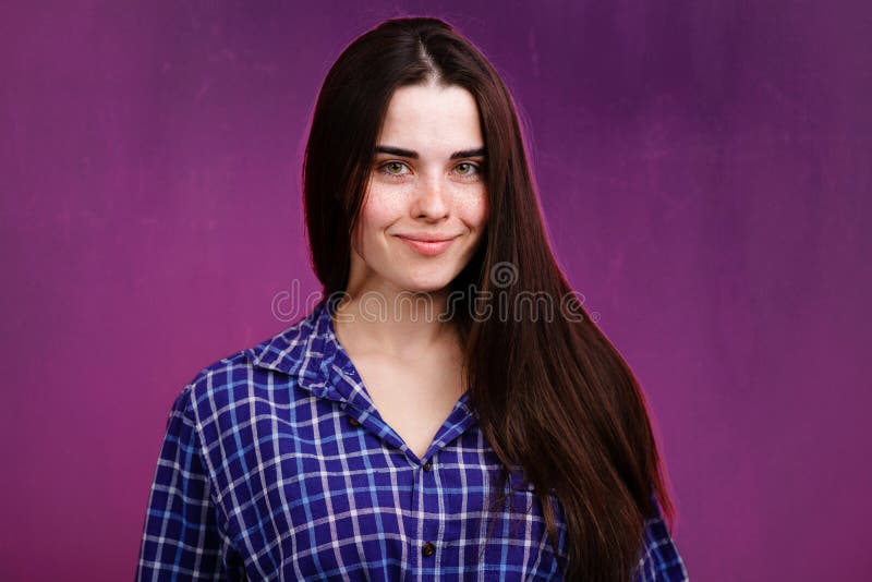 Mujer joven adorable que mira en c?mara y la sonrisa foto de archivo libre de regalías Mujer joven adorable que mira en c?mara y la sonrisa foto de archivo libre de regalías