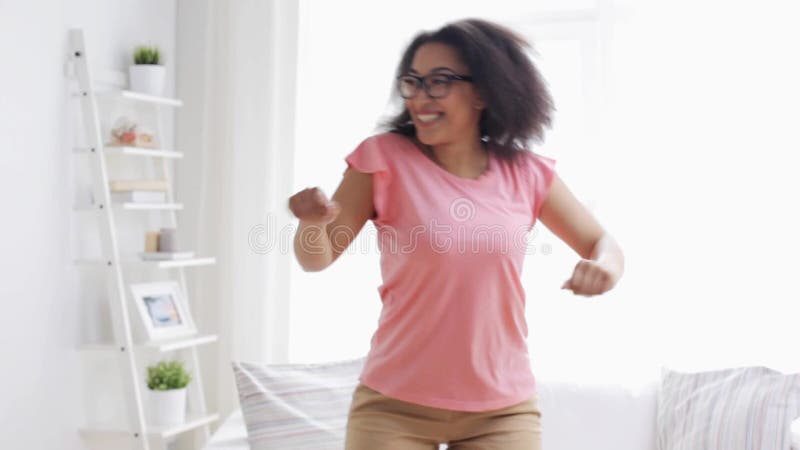 Mujer joven afroamericana feliz que baila en casa