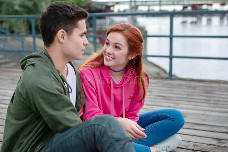 Mujer joven alegre que mira a su novio imagenes de archivo Mujer joven alegre que mira a su novio imagenes de archivo