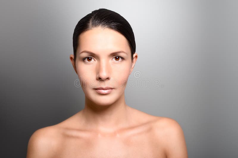 Mujer joven altruista con una mirada que cuida foto de archivo libre de regalías Mujer joven altruista con una mirada que cuida foto de archivo libre de regalías