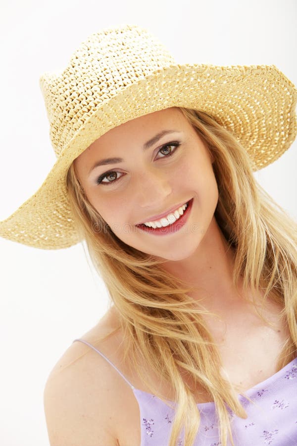 Mujer joven atractiva en sombrero de paja imagenes de archivo Mujer joven atractiva en sombrero de paja imagenes de archivo
