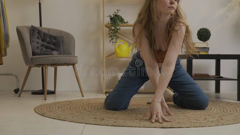 Mujer joven bailando en un apartamento brillante metrajes