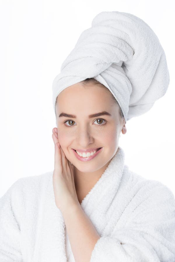 Mujer joven bastante sonriente con la toalla blanca en su cabeza foto de archivo Mujer joven bastante sonriente con la toalla blanca en su cabeza foto de archivo