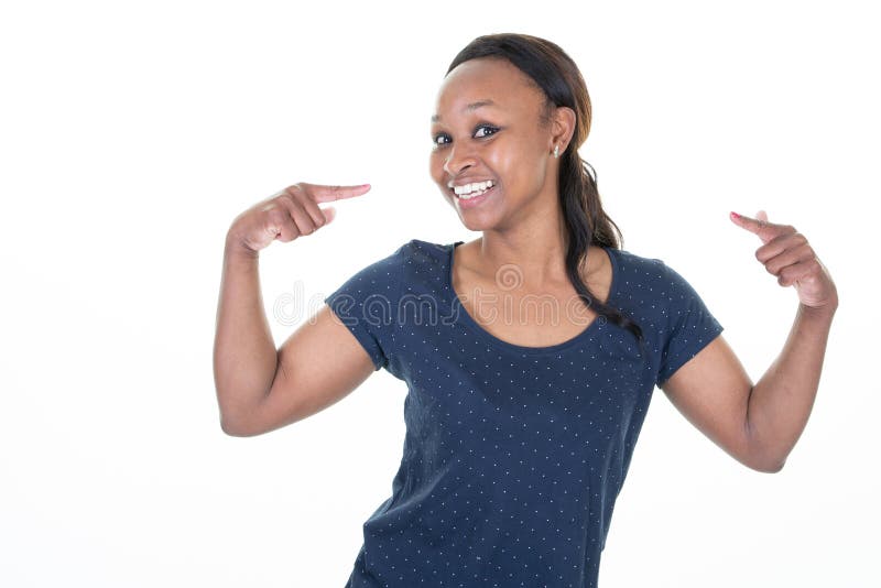 Mujer joven bonita afroamericana sobre el fondo aislado que parece confiado con sonrisa en cara que se señala con los fingeres