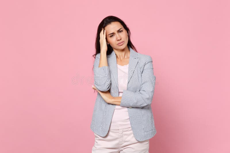 Mujer joven cansada agotada en la chaqueta rayada que tiene dolor de cabeza, poniendo la mano en la cabeza aislada en la pared en imagen de archivo libre de regalías Mujer joven cansada agotada en la chaqueta rayada que tiene dolor de cabeza, poniendo la mano en la cabeza aislada en la pared en imagen de archivo libre de regalías