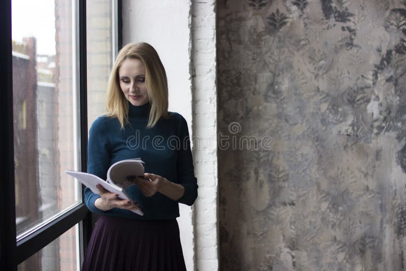 Mujer joven cerca de la ventana imágenes de archivo libres de regalías Mujer joven cerca de la ventana imágenes de archivo libres de regalías