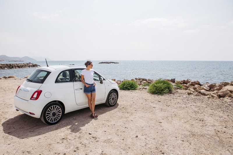 Mujer joven cerca del coche al aire libre fotos de archivo libres de regalías Mujer joven cerca del coche al aire libre fotos de archivo libres de regalías