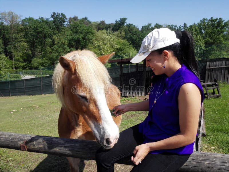 Mujer joven con el caballo fotografía de archivo libre de regalías Mujer joven con el caballo fotografía de archivo libre de regalías