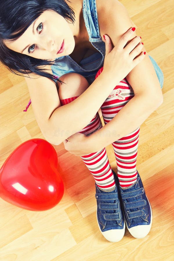 Mujer joven con el globo rojo del corazón foto de archivo libre de regalías Mujer joven con el globo rojo del corazón foto de archivo libre de regalías