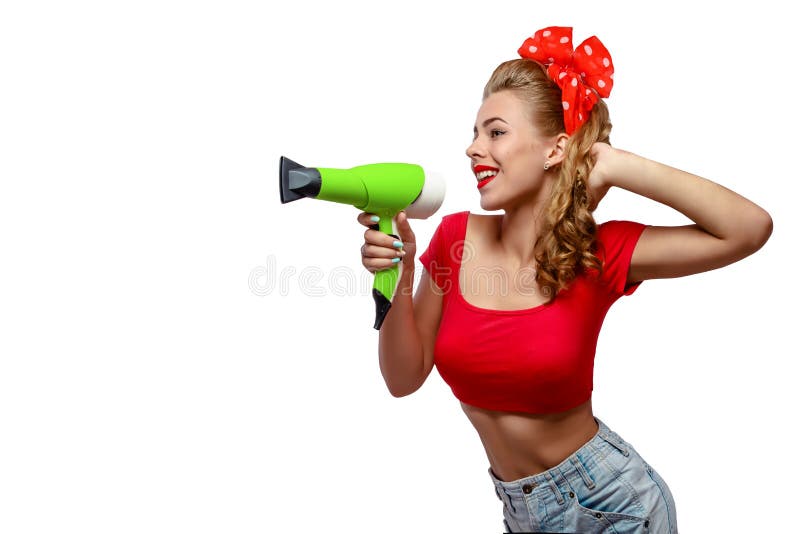 Mujer joven con el hairdryer imagen de archivo libre de regalías Mujer joven con el hairdryer imagen de archivo libre de regalías