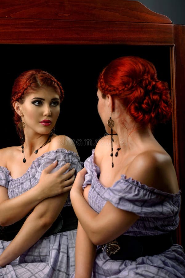 Mujer joven con el peinado trenzado elegante y el maquillaje profesional fotografía de archivo Mujer joven con el peinado trenzado elegante y el maquillaje profesional fotografía de archivo