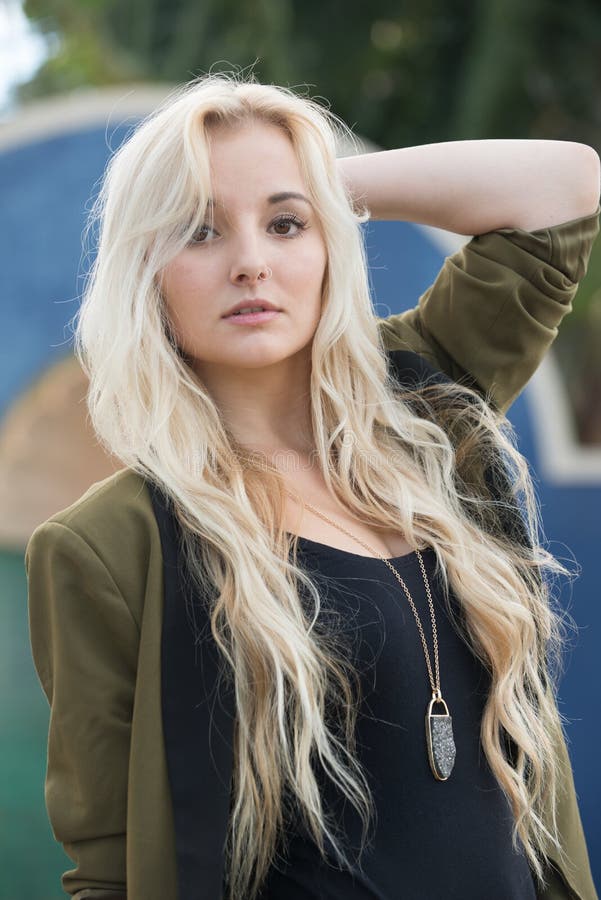 Mujer Joven Con El Pelo Rubio Imagen de archivo Imagen