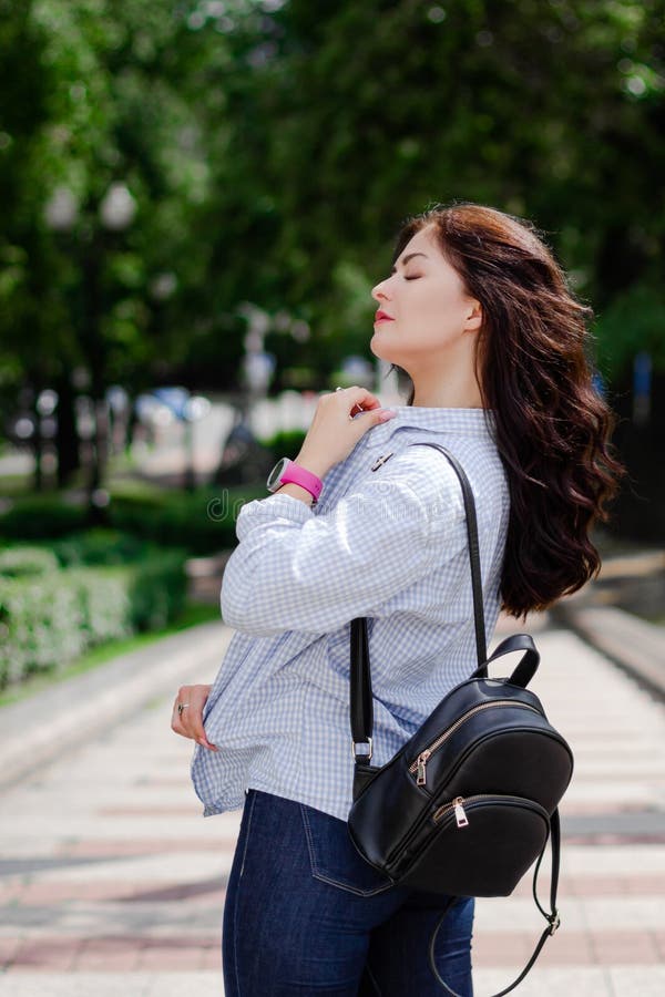 Tutor De hecho Economía Mujer Joven Con Jeans Azules Y Blandos Con Mochila Negra Caminando Por El Parque De La Ciudad Imagen de archivo - Imagen de diversidad, morena: 185870703 Tutor De hecho Economía Mujer Joven Con Jeans Azules Y Blandos Con Mochila Negra Caminando Por El Parque De La Ciudad Imagen de archivo - Imagen de diversidad, morena: 185870703