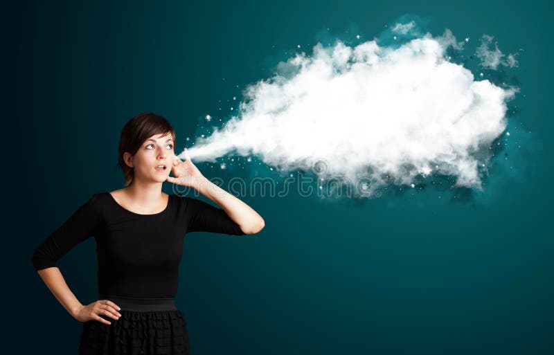 Mujer joven con la nube abstracta foto de archivo libre de regalías Mujer joven con la nube abstracta foto de archivo libre de regalías