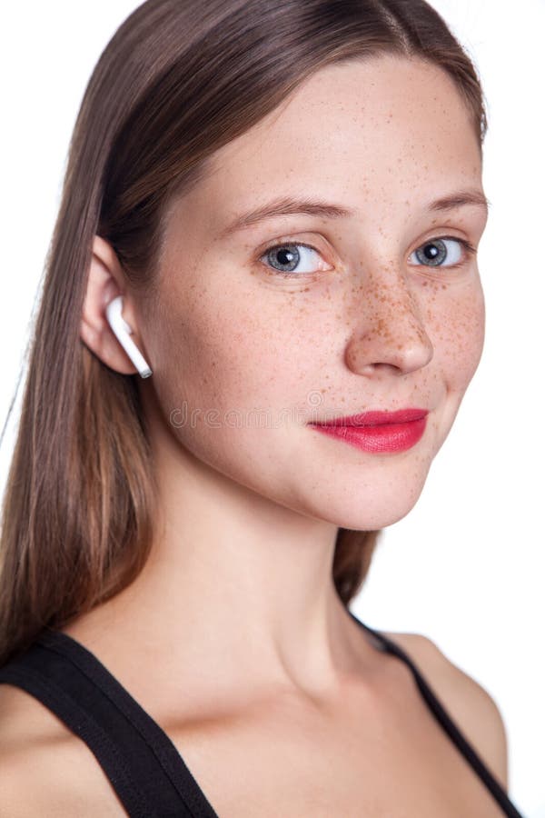 Mujer joven con los auriculares inalámbricos imagen de archivo Mujer joven con los auriculares inalámbricos imagen de archivo