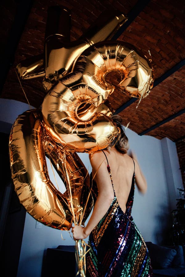 Mujer Joven Con Los Globos De Oro Imagen de archivo - Imagen de ...