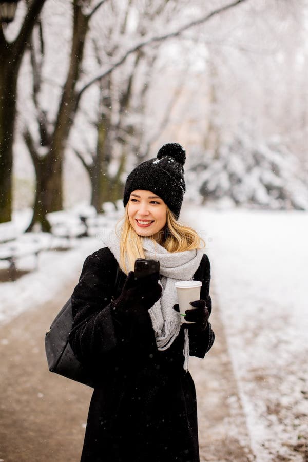 Mujer Joven Con Ropa Caliente En Invierno Frío Beber Café Para Ir Imagen de  archivo - Imagen de sombrero, temperatura: 270475761