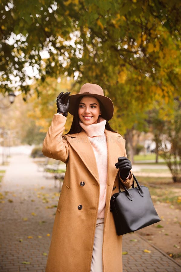 Desgracia Repetido Equipo de juegos Mujer Joven Con Ropa Elegante En El Parque De Otoño Imagen de archivo -  Imagen de maquillaje, trendy: 203332435