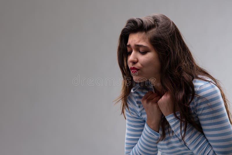 Mujer joven con una ansia apasionada imagen de archivo libre de regalías Mujer joven con una ansia apasionada imagen de archivo libre de regalías
