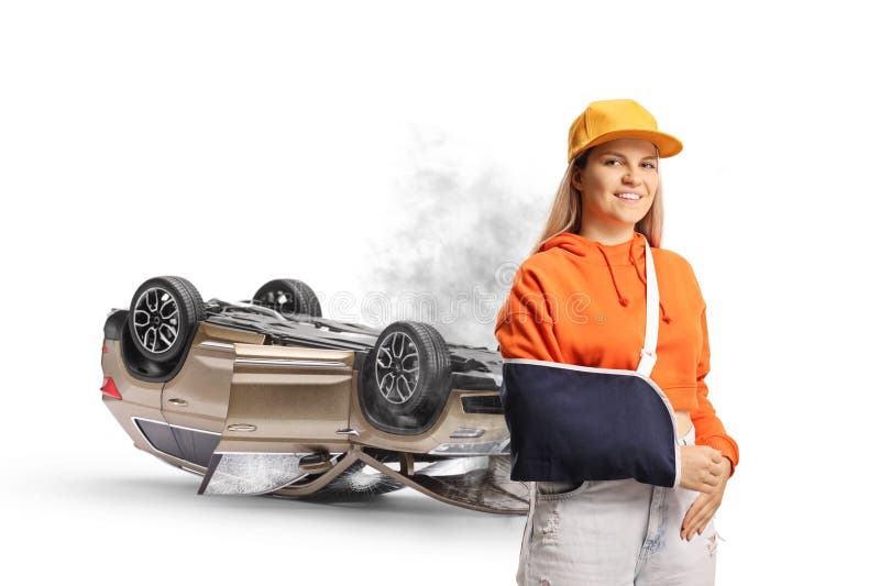 Mujer joven con una astilla en el brazo recuperándose de un accidente de coche foto de archivo